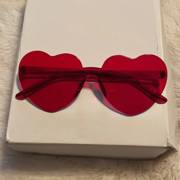 💥Free with purchase💥 Valentine plastic heart glasses on red. NIB - Picture 3 of 4